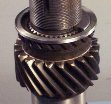 Close-up of groove and thrust washer style full spline mainshaft
